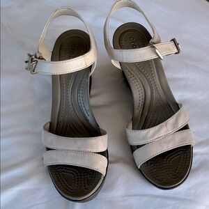 Crocs Leigh II ankle strap wedge platform sandals beige size 7